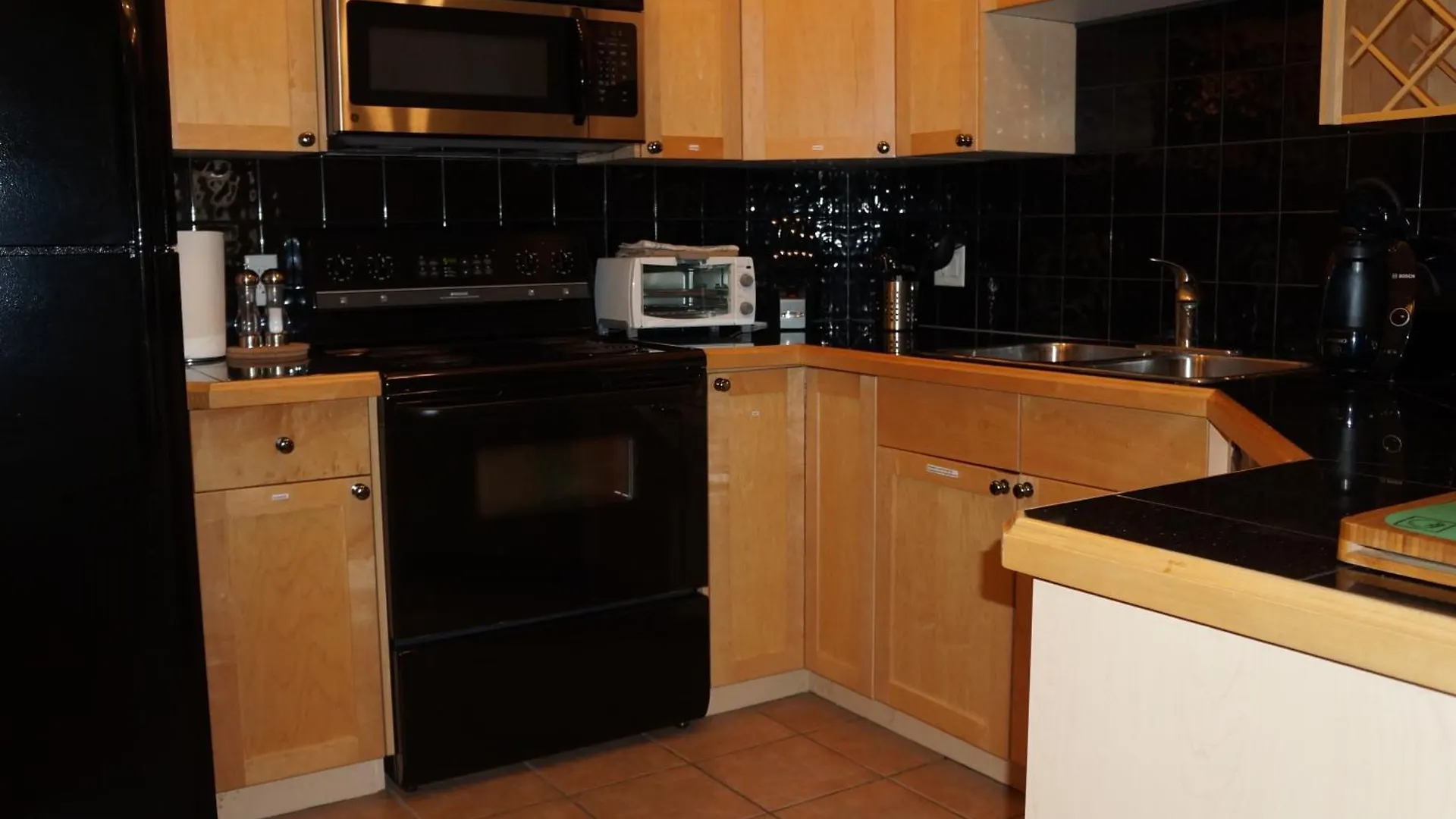 Luxury Corporate Housing: Furnished 2Br Townhouse Apartment Vancouver Canada